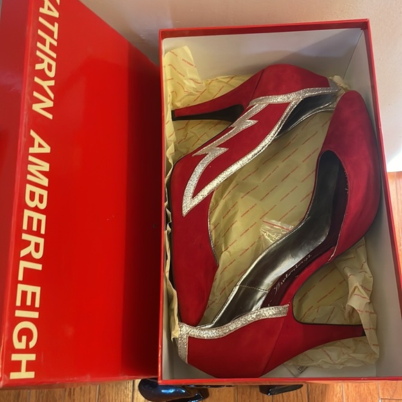 Sexy red lightning ⚡️ bolt pumps by Kathryn Amberleigh size 9.5 US - Picture 7 of 8
